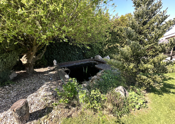 NA PREDAJ 4-izbový rodinný dom s veľkým pozemkom, wellness zónou a garážou – Suchá nad Parnou (Nové Vinohrady)