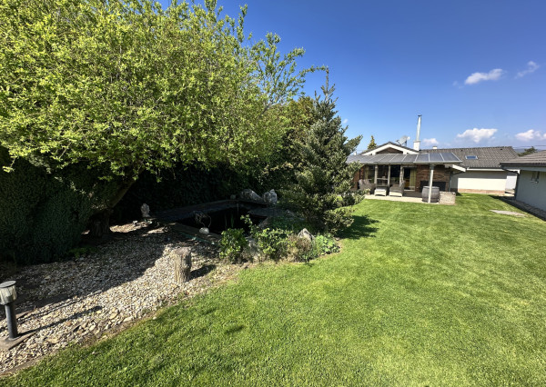 NA PREDAJ 4-izbový rodinný dom s veľkým pozemkom, wellness zónou a garážou – Suchá nad Parnou (Nové Vinohrady)