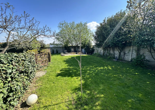 NA PREDAJ 4-izbový rodinný dom s veľkým pozemkom, wellness zónou a garážou – Suchá nad Parnou (Nové Vinohrady)