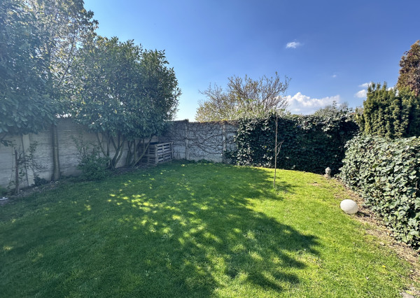 NA PREDAJ 4-izbový rodinný dom s veľkým pozemkom, wellness zónou a garážou – Suchá nad Parnou (Nové Vinohrady)