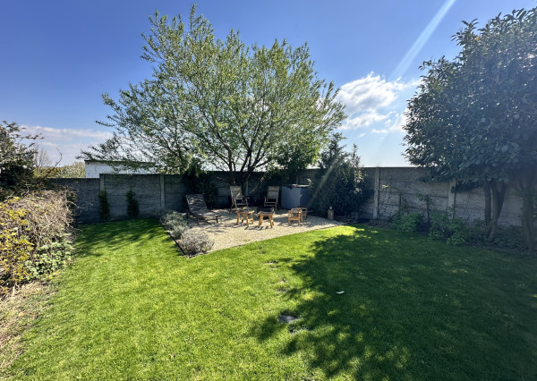 NA PREDAJ 4-izbový rodinný dom s veľkým pozemkom, wellness zónou a garážou – Suchá nad Parnou (Nové Vinohrady)