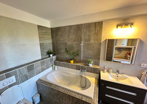 ,, ZĽAVA ,,  moderný 4-izbový rodinný dom Veľký Biel