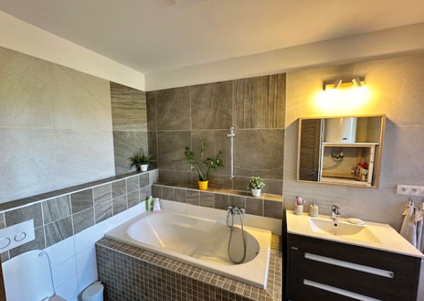 Vianočný bonus pre kupujúceho Moderný 4-izbový rodinný dom s garážou