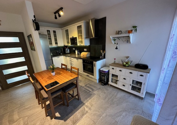 Vianočný bonus pre kupujúceho Moderný 4-izbový rodinný dom s garážou