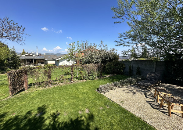 NA PREDAJ 4-izbový rodinný dom s veľkým pozemkom, wellness zónou a garážou – Suchá nad Parnou (Nové Vinohrady)