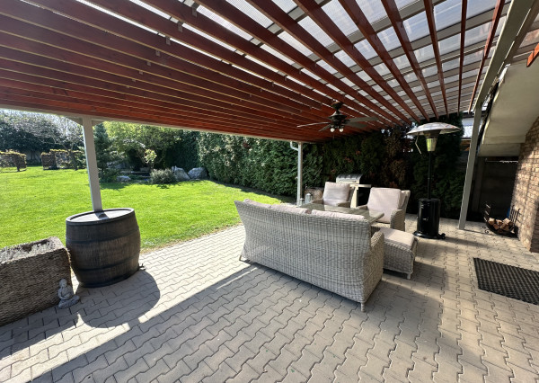 NA PREDAJ 4-izbový rodinný dom s veľkým pozemkom, wellness zónou a garážou – Suchá nad Parnou (Nové Vinohrady)