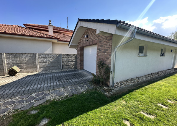 NA PREDAJ 4-izbový rodinný dom s veľkým pozemkom, wellness zónou a garážou – Suchá nad Parnou (Nové Vinohrady)