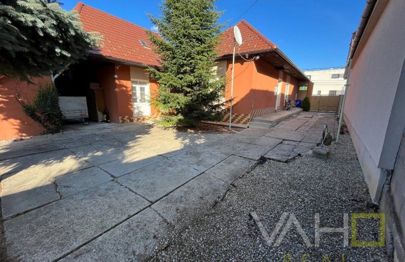 VAHOreal* veľký pozemok až 1699m2, samostatne stojaci RD, všetky IS, Hlohovec- časť Šulekovo