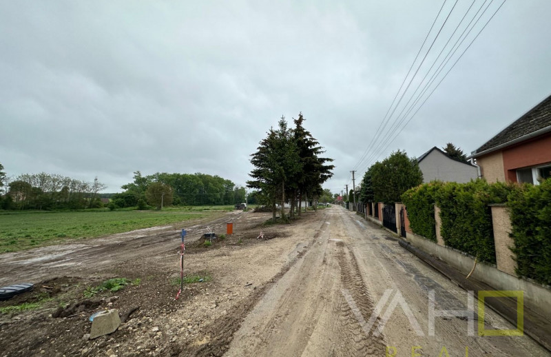 VAHOreal* PEKNÁ VÝMERA, 17m široký pozemok 975m2, okrajová časť obce Dolná Krupá