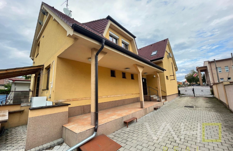 VAHOreal* NOVÁ CENA!! RODINNÝ DOM, REŠTAURÁCIA, Pozemok 788m2, obec Bučany