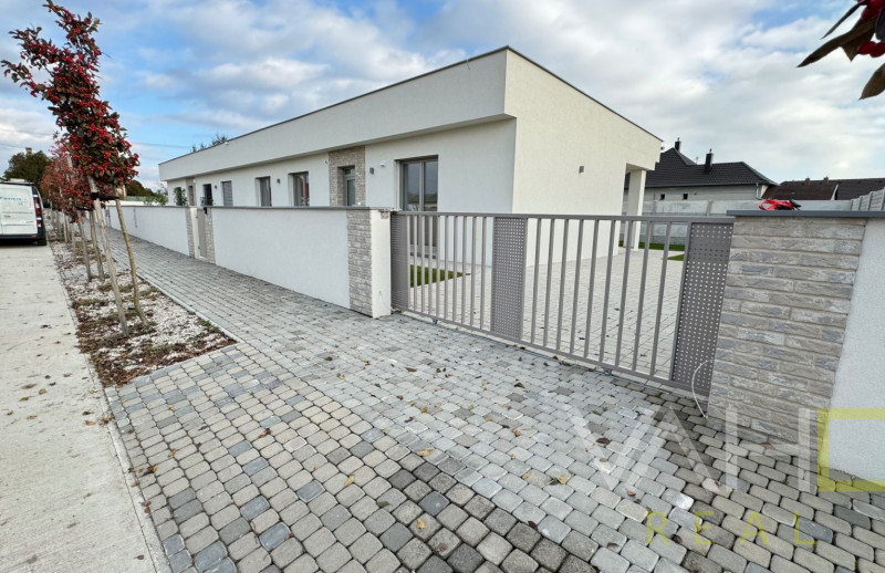 VAHOreal* SKOLAUDOVANÁ MODERNÁ NOVOSTAVBA 4IZB. RODINNÉHO DOMU V OBCI JELKA