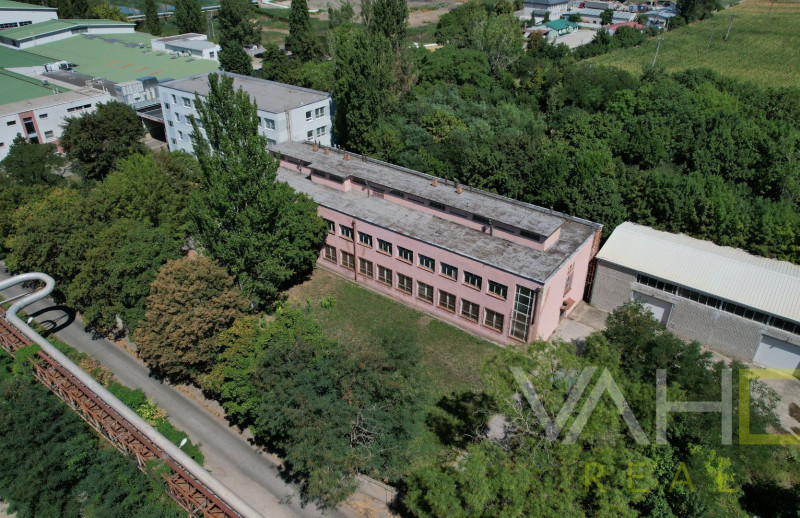 VAHOreal* Objekt na oplotenom pozemku, výmera pozemku 2253m2, priemyselný areál, Sereď