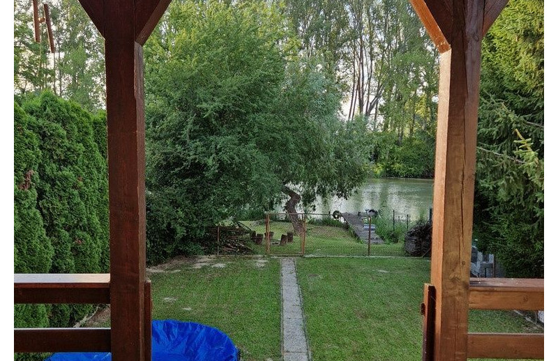 VAHOreal*Unikátna ponuka: Celoročne obývateľná chata pri vode s vlastným mólom ,, znížená cena ,,