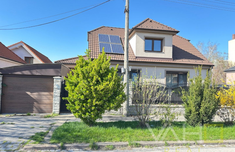 VAHOreal*NOVÁ CENA!!!  NA PREDAJ RODINNÝ DOM, 150m2, Spiegelsalle, Štúrova ulica, pivnica, garaž, altánok, bazén, fotovoltika, pozemok 517m2, 3D obhliadka