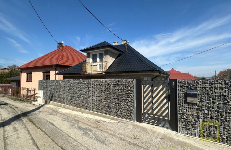VAHOrealˇ EXKLUZÍVNE !!! Na predaj RD v obci LOŠONEC, pozemok 1056m2, čiastočná rekonštrukcia, tiché prostredie