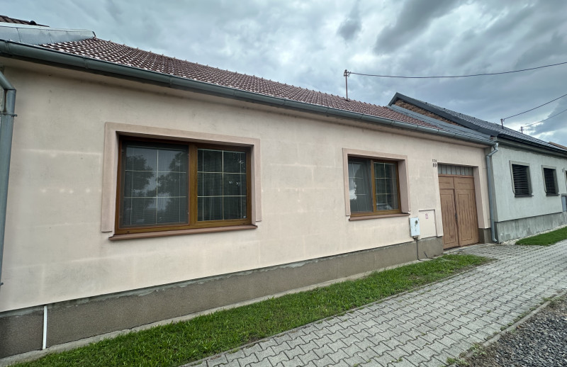 Na predaj 4 izbový rodinný dom v obci Dolná Krupá cena 178 500 €.