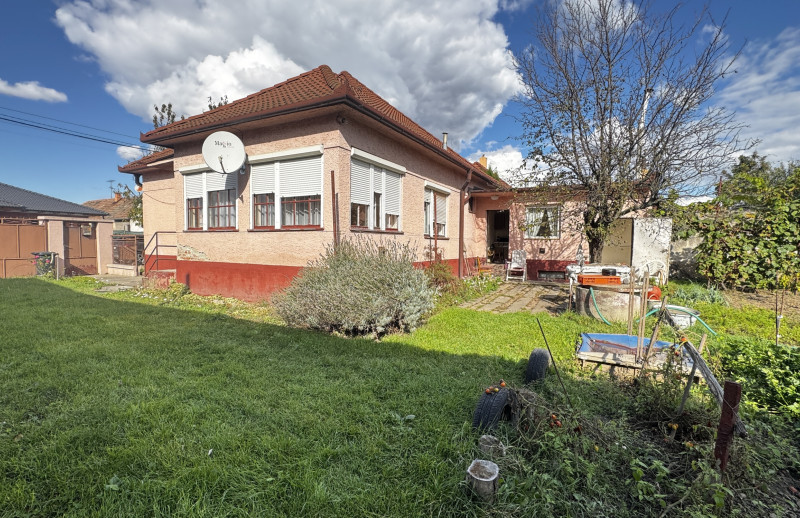 🏡 Na predaj: tehlový rodinný dom s veľkým pozemkom v obci Váhovce – ideálny na rekonštrukciu alebo výstavbu nového domu 🌿