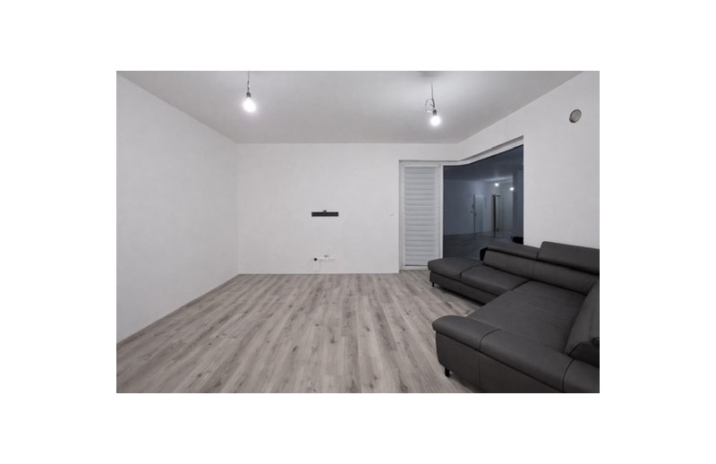 PREDAJ Výnimočný 2-izbový byt s predzáhradkou priamo pri golfovom ihrisku – Hrubá Borša