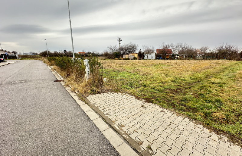 NA PREDAJ STAVEBNÝ POZEMOK Kamenný mlyn, 617m2, všetky IS