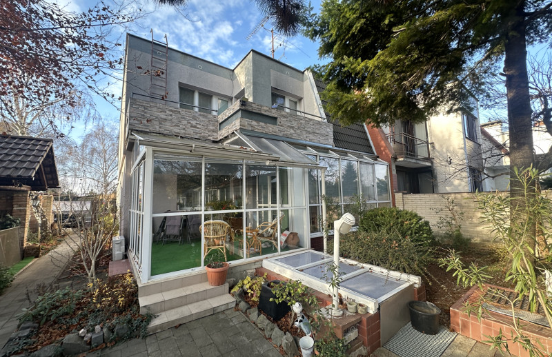 Dvojpodlažný rodinný dom s bazénom a  garážou na ulici Leoša Janáčka v Trnave