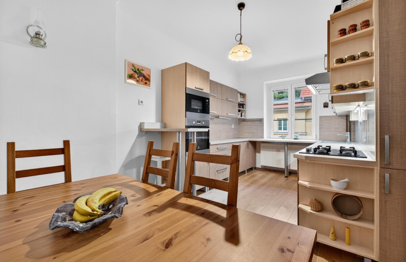 STAROMESTSKÝ 3-IZBOVÝ BYT 90 m² PRI MEDICKEJ ZÁHRADE – BALKÓN DO VNÚTROBLOKU