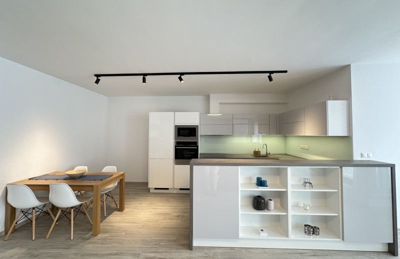 NA PREDAJ Veľkometrážny 3-izbový byt v srdci Trnavy s parkovaním a krytou terasou