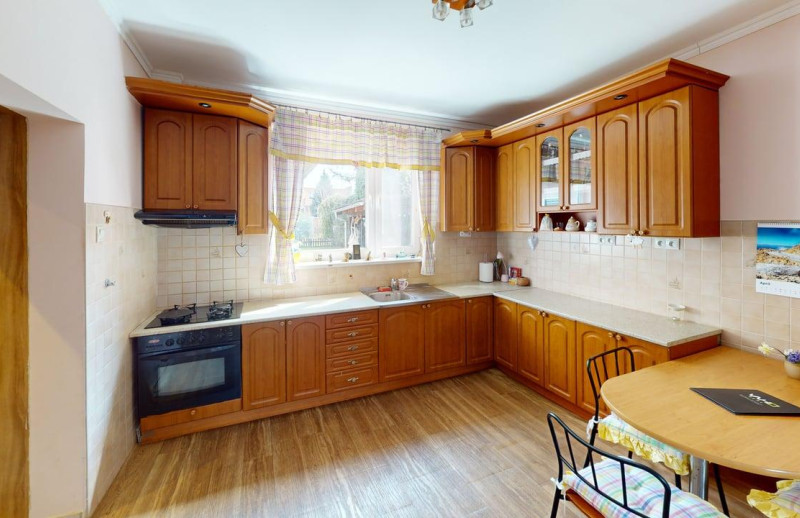 IBA U NÁS, na predaj 4 izbový rodinný dom v obci Cífer , cena 249000 eur.