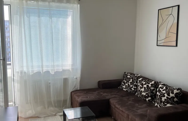 Svetlý 2-izbový byt v Ružinove s parkovacím státím