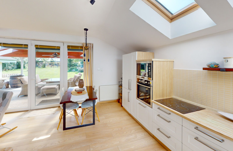 NA PREDAJ 4-izbový rodinný dom s veľkým pozemkom, wellness zónou a garážou – Suchá nad Parnou (Nové Vinohrady)