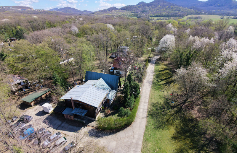 Obrovská chata v pôvodnom stave na úpätí Malých Karpát–Vývrat, Rohožník