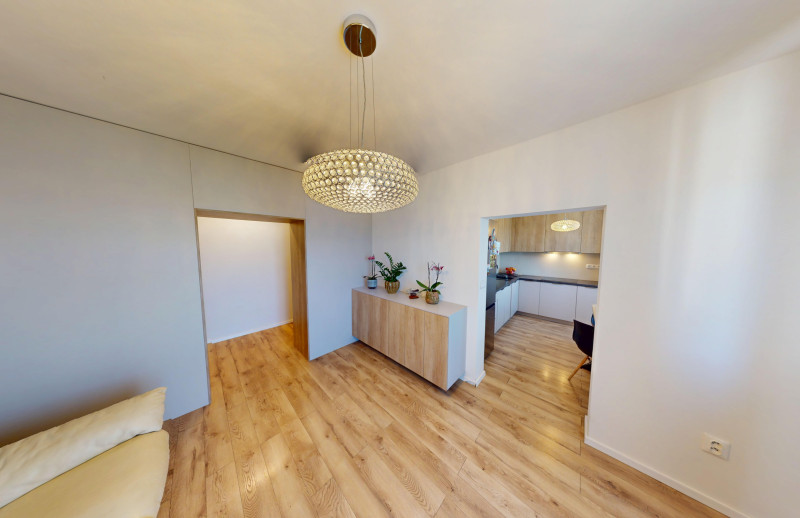 MODERNÝ 2-IZBOVÝ BYT S BALKÓNOM – NASŤAHUJTE SA BEZ INVESTÍCIÍ 🔑✨