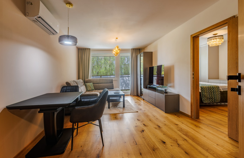 !REZERVOVANÉ!KOMPLETNE ZREKONŠTRUOVANÝ 2 izb. byt, výmera 52,77m2, loggia, ul. G. Goliána