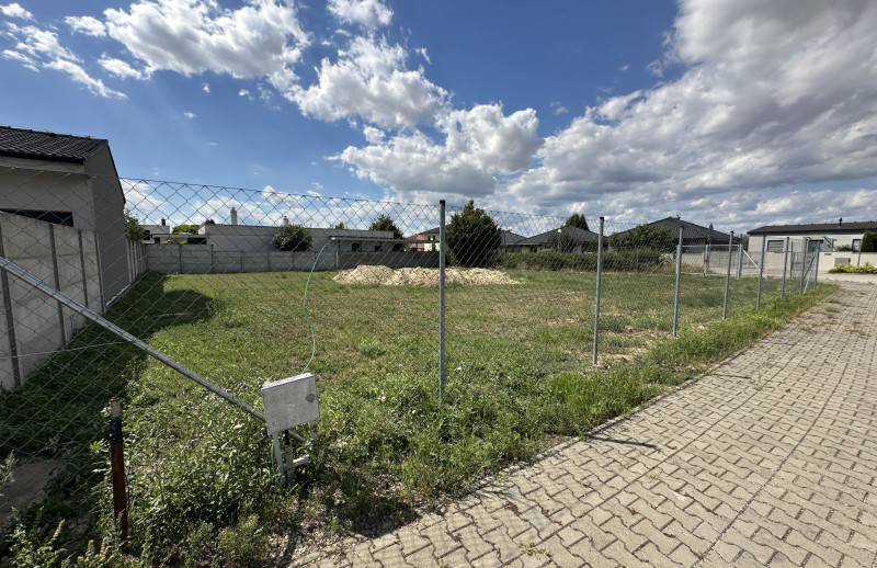 NA PREDAJ STAVEBNÝ POZEMOK Kamenný mlyn, 860m2, všetky IS