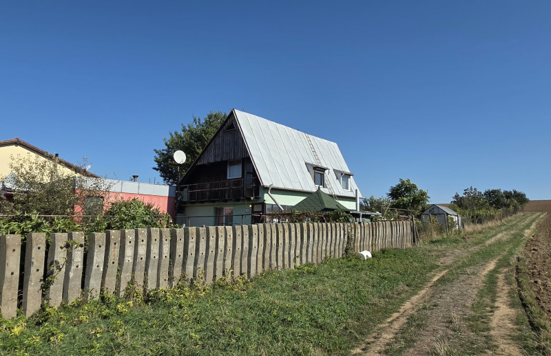 CHATA S VEĽKÝM POZEMKOM A VINICOU VO VINOHRADOCH NAD VÁHOM
