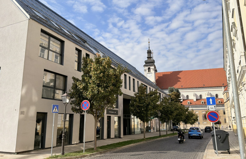 NA PREDAJ ! Parkovacie státie, centrum Trnavy