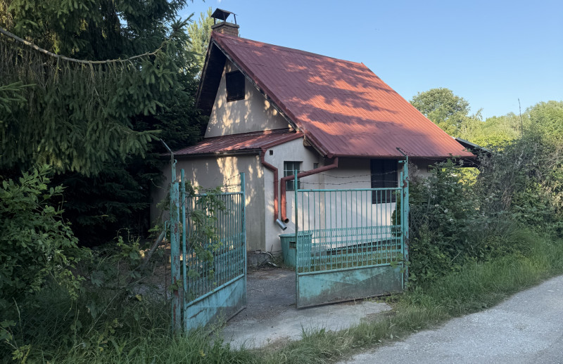 REZERVOVANÉ !!! Na predaj , Chatka ,záhradný domček v Budmericiach, spolu so záhradou o výmere 422m2 .