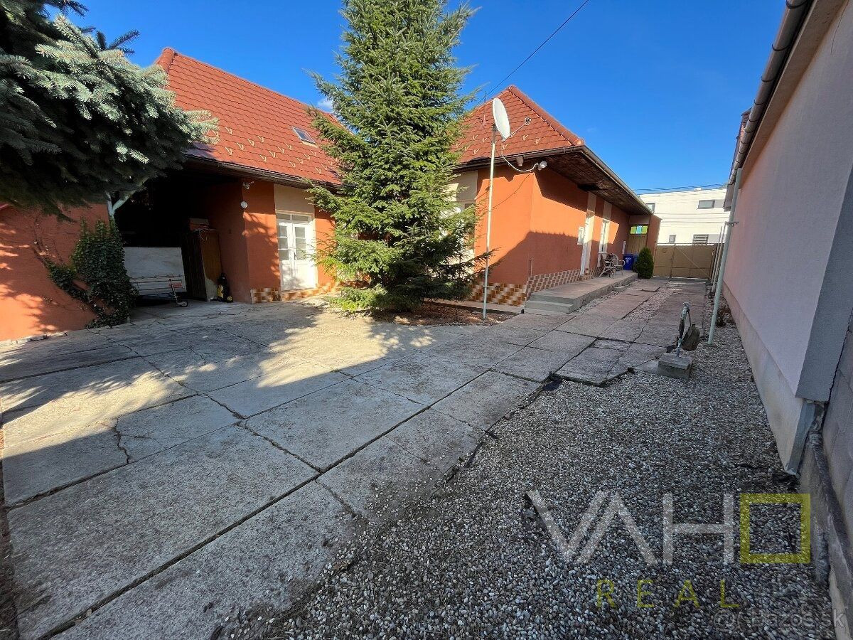 Veľký pozemok až 1699m2, samostatne stojaci RD, všetky IS, Hlohovec- časť Šulekovo