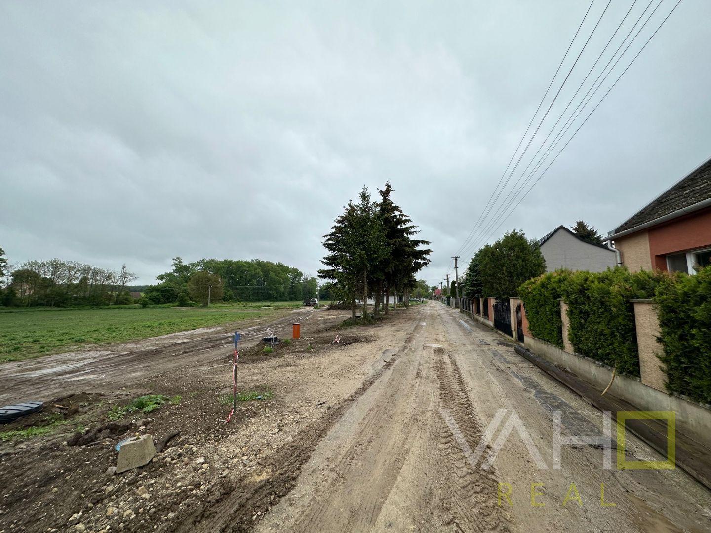 VAHOreal* PEKNÁ VÝMERA, 17m široký pozemok 975m2, okrajová časť obce Dolná Krupá