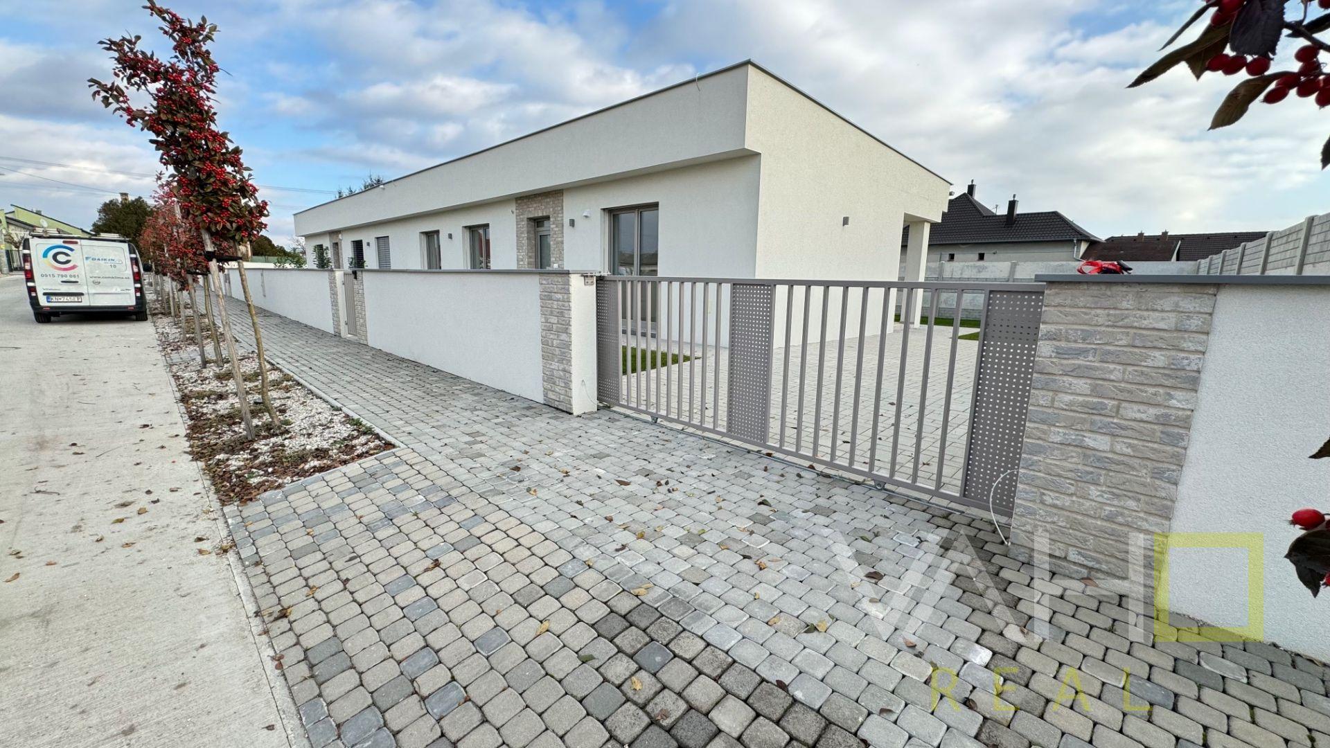 SKOLAUDOVANÁ MODERNÁ NOVOSTAVBA 4IZB. RODINNÉHO DOMU V OBCI JELKA