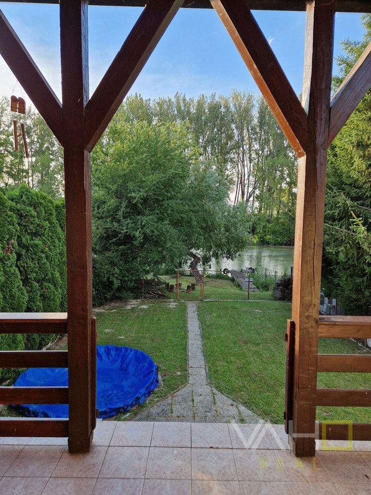 VAHOreal*Unikátna ponuka: Celoročne obývateľná chata pri vode s vlastným mólom ,, znížená cena ,,