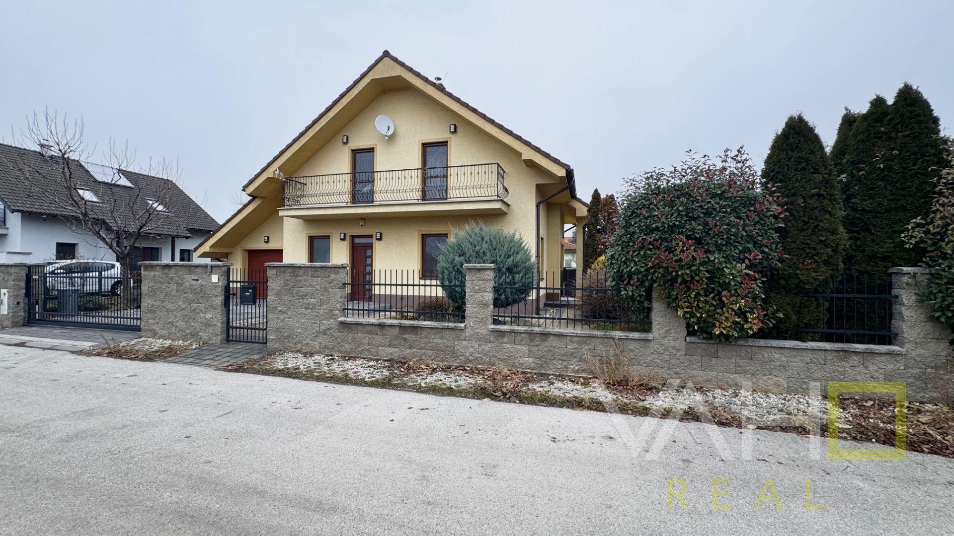 Na predaj priestranný 5-izbový rodinný dom s altánkom a krásnou záhradou v obci Čataj