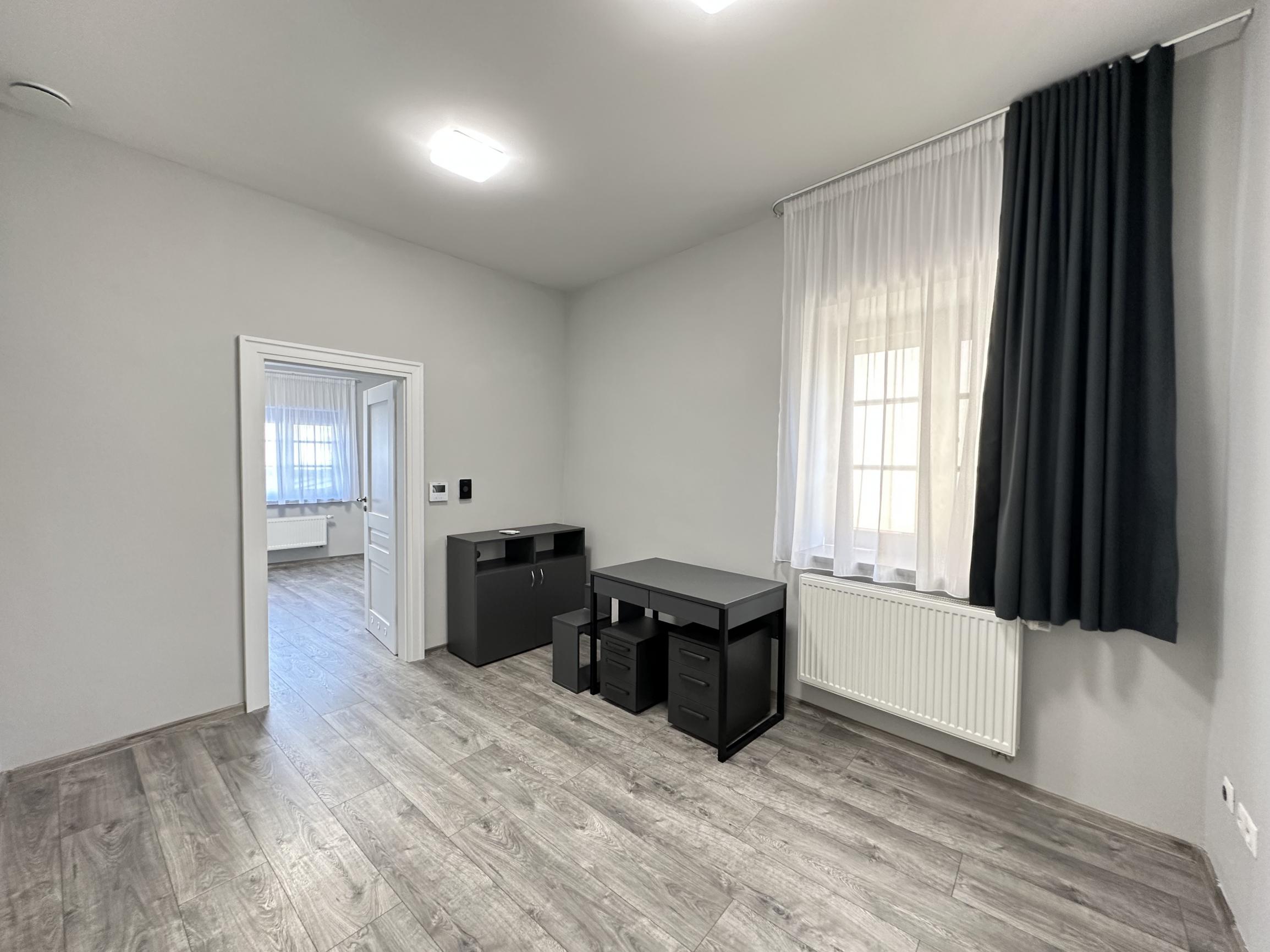 NA PRENÁJOM 2 - izbový kancelársky priestor na Trojičnom námestí !