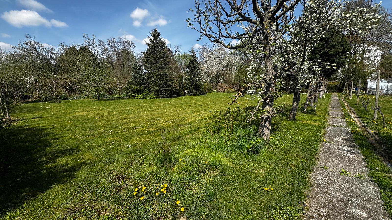 Záhrada s možnosťou výstavby v obci Suchá nad Parnou – 2 pozemky s IS a prístupom, ideálne aj ako investícia