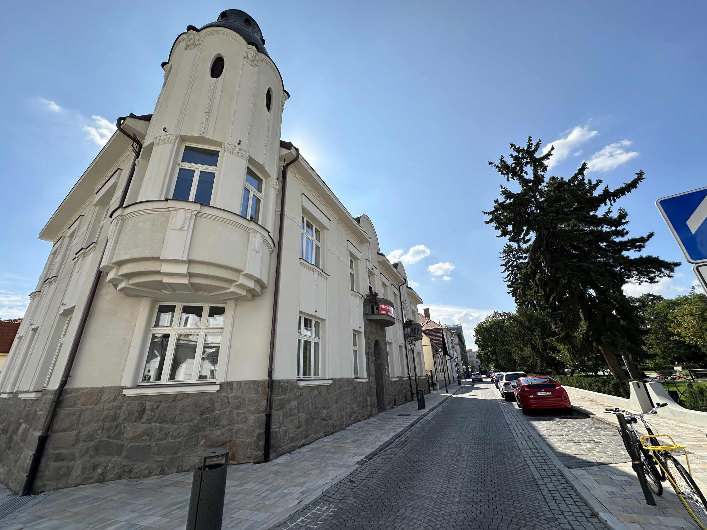 LUXUSNÝ PRENÁJOM KANCELÁRSKYCH PRIESTOROV – TRNAVA, NÁMESTIE SNP