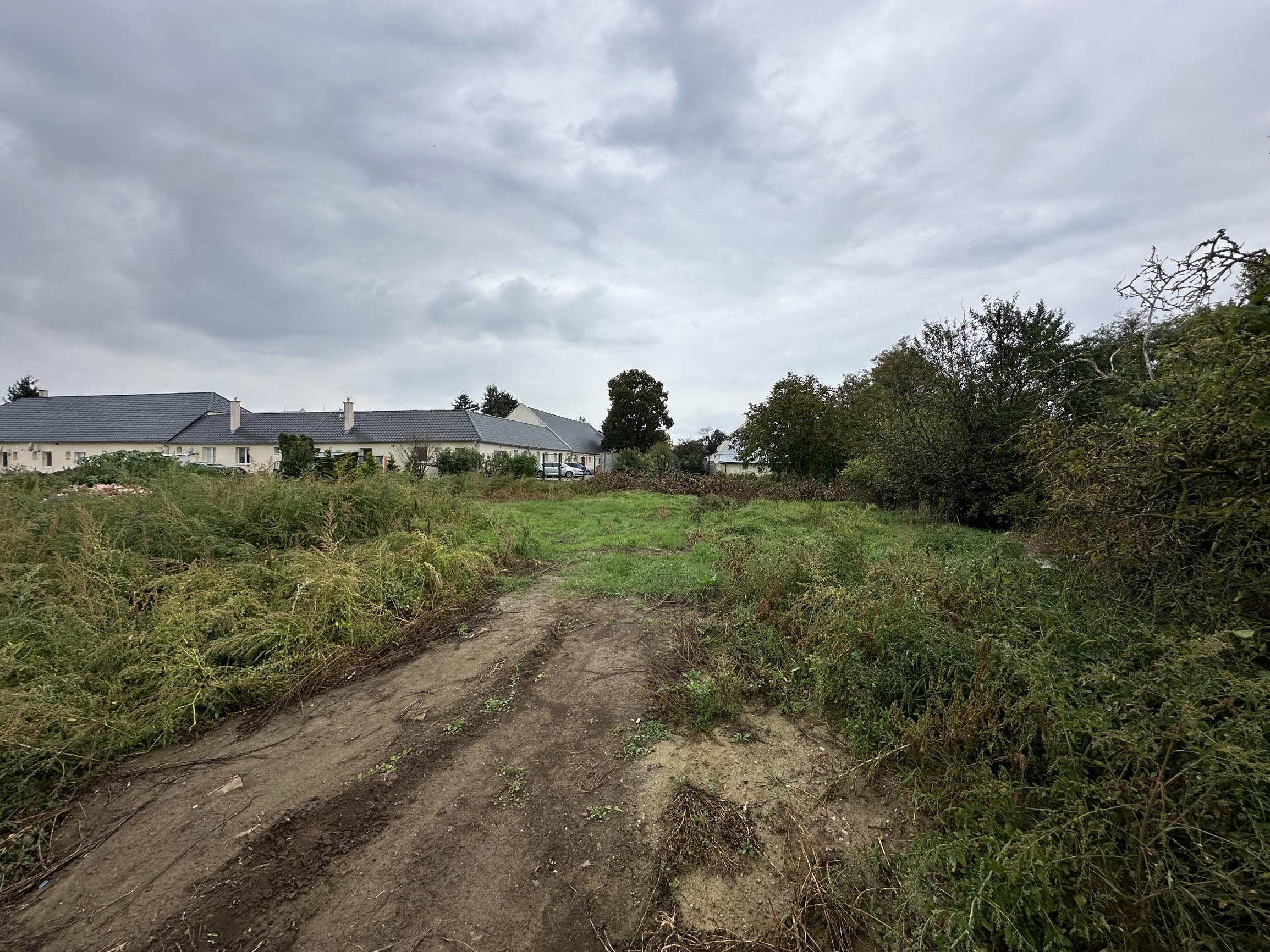 Na predaj stavebný pozemok s projektom – Karlov Dvor, Cífer