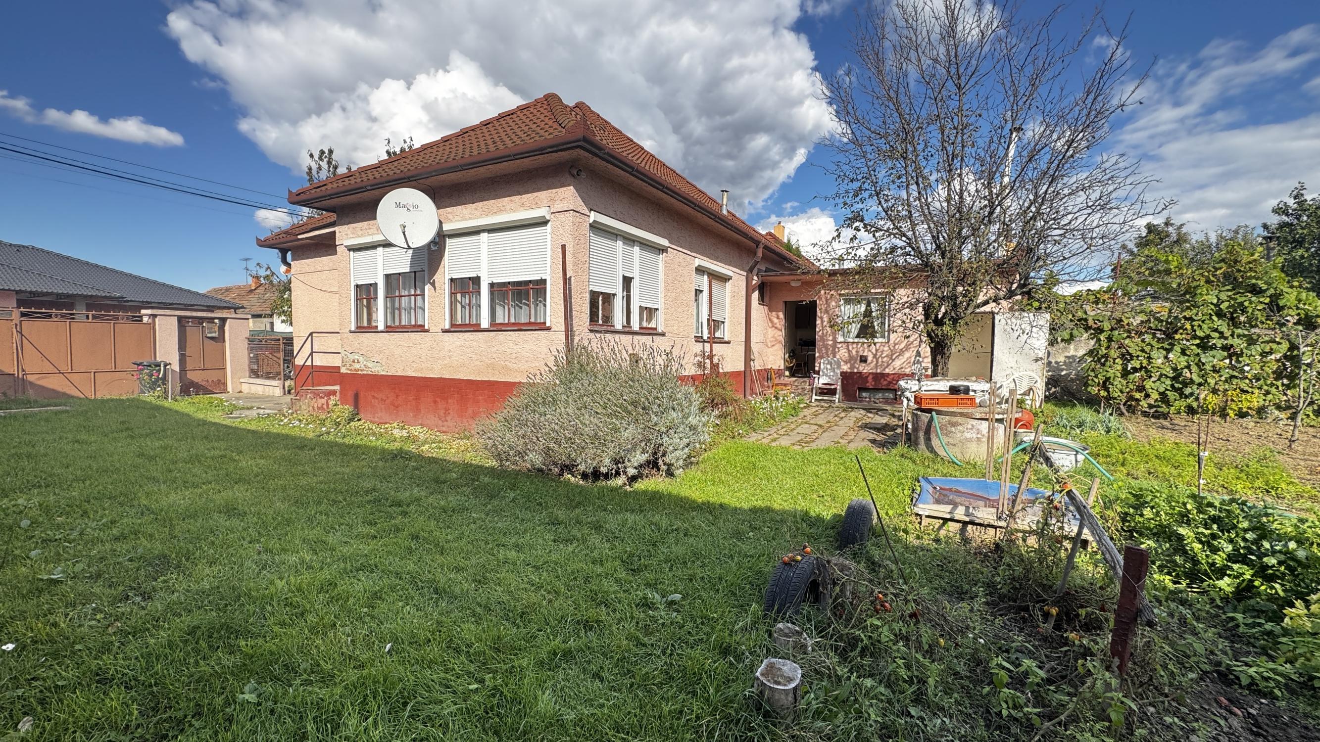 🏡 Na predaj: tehlový rodinný dom s veľkým pozemkom v obci Váhovce – ideálny na rekonštrukciu alebo výstavbu nového domu 🌿