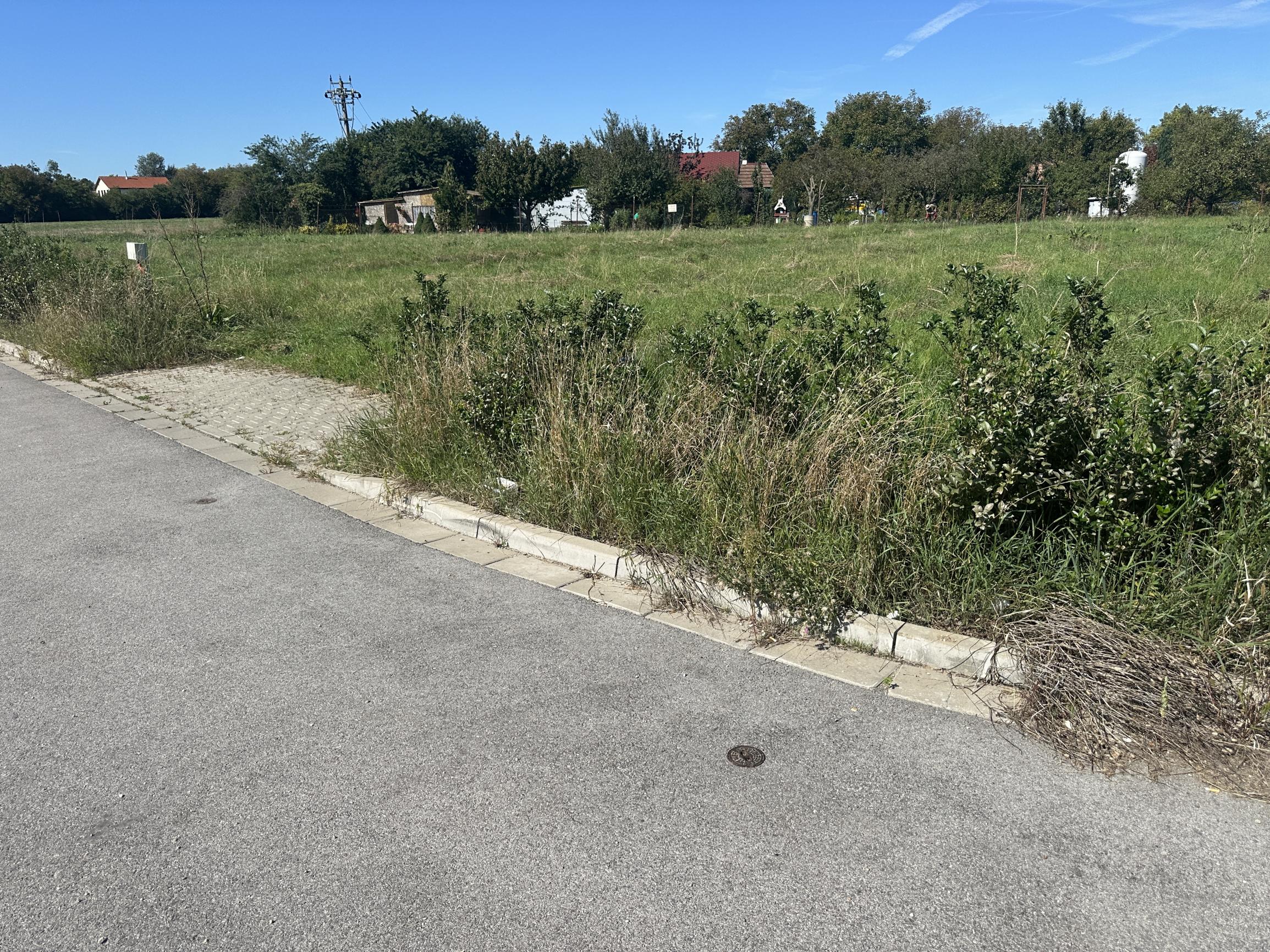 NA PREDAJ STAVEBNÝ POZEMOK Kamenný mlyn, 748m2, všetky IS