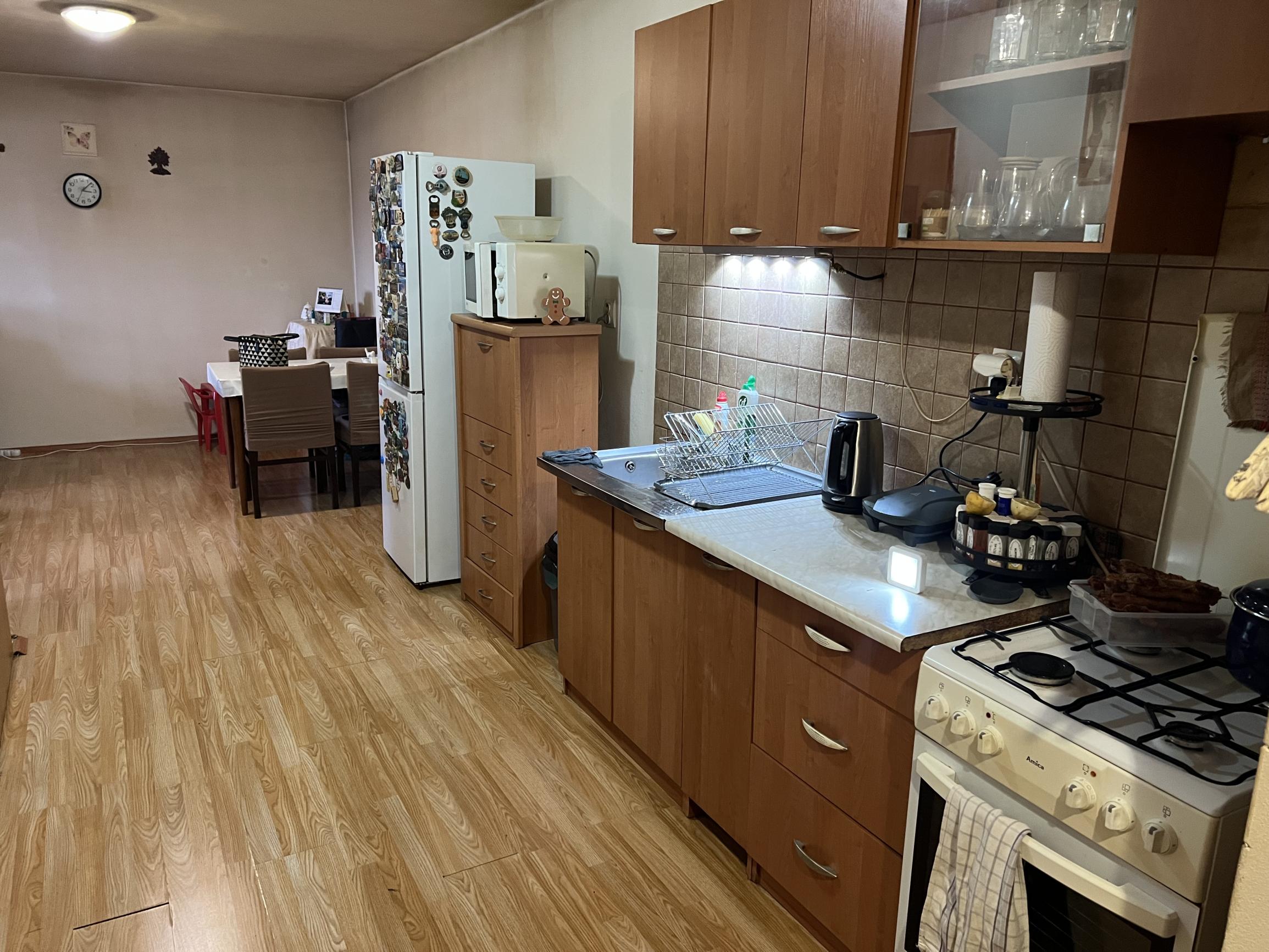 Na predaj TEHLOVÝ 2-izbový byt, vlastné park. miesto,  Hlohovec