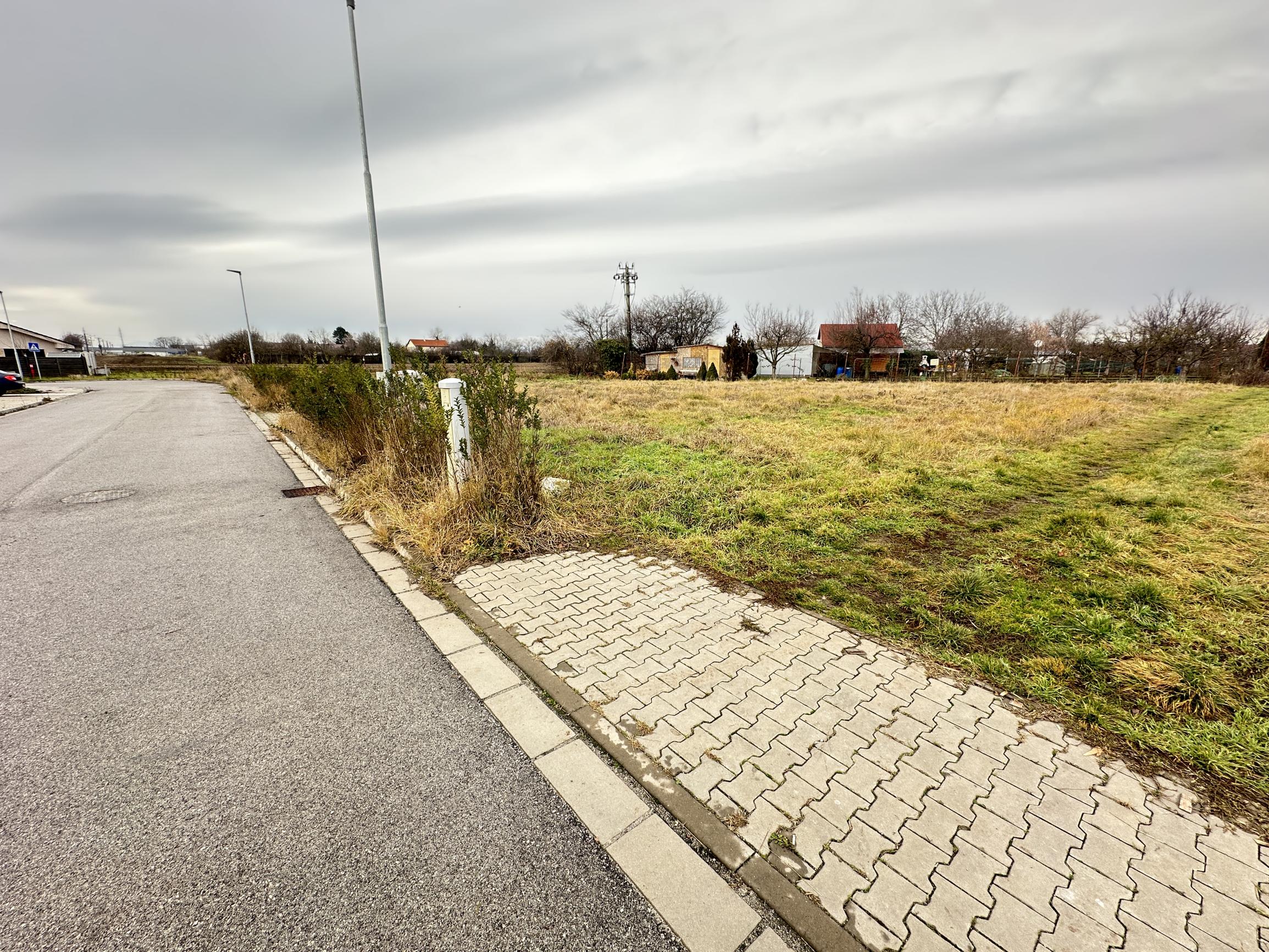 NA PREDAJ STAVEBNÝ POZEMOK Kamenný mlyn, 617m2, všetky IS