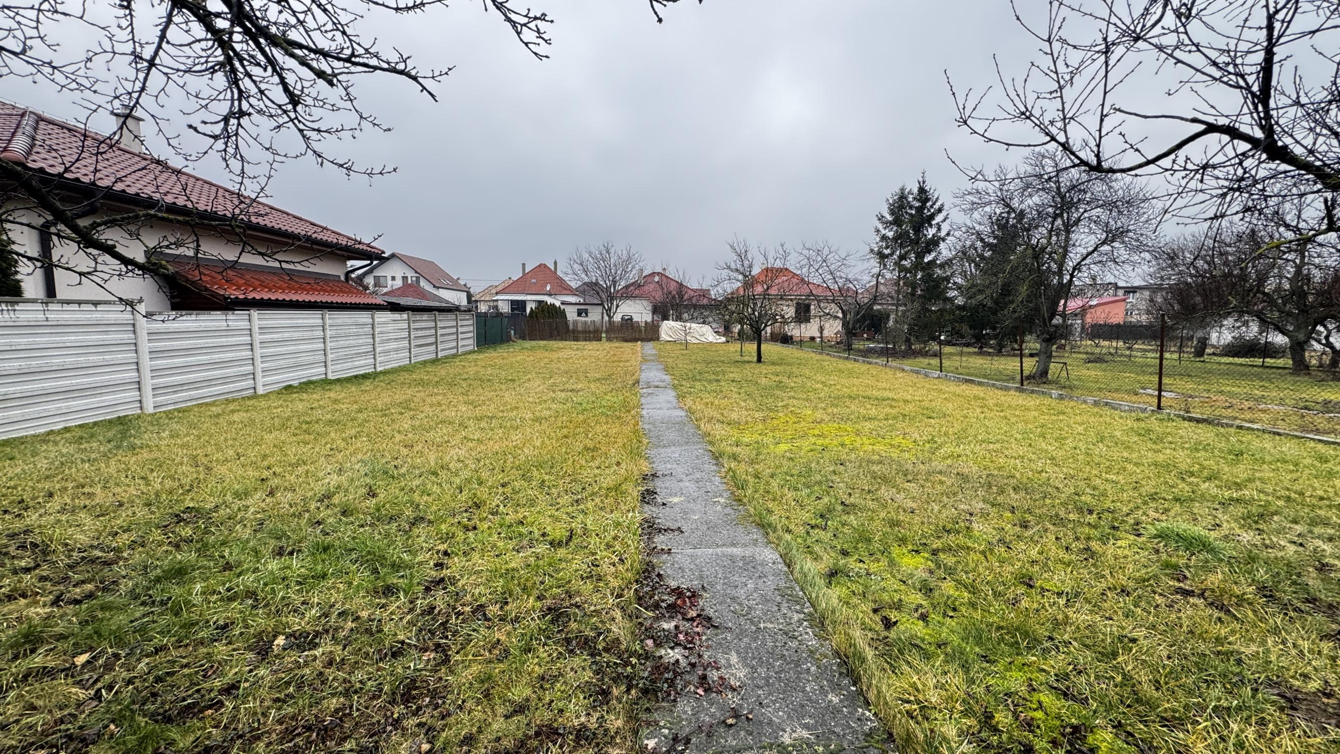 NA PREDAJ | Stavebný pozemok 714 m² – Madunice (začiatok obce)